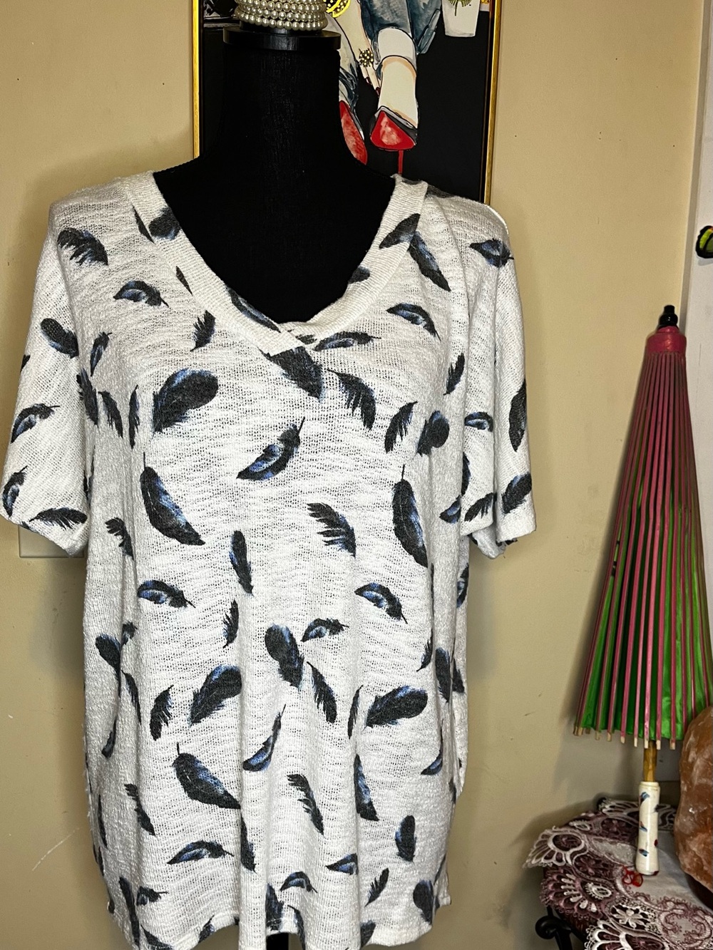 Women's Feather Print V-Neck Top - White/Black/Blue